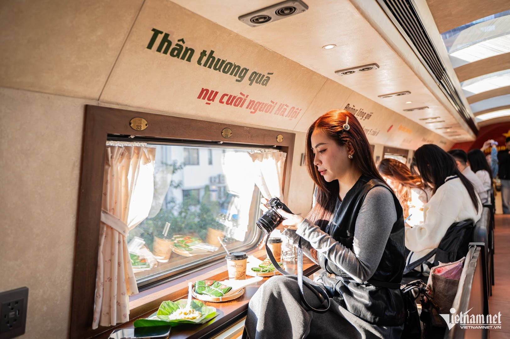 Trên chuyến tàu, du khách không chỉ ngồi ngắm cảnh mà còn sống trong không gian văn hóa