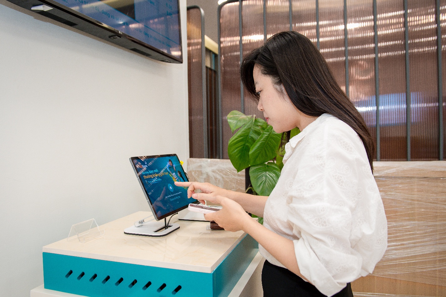Khách hàng có thể chủ động thực hiện các giao dịch số hóa trên CRM hoặc máy tính bảng, giúp rút ngắn thời gian và đơn giản hóa thủ tục