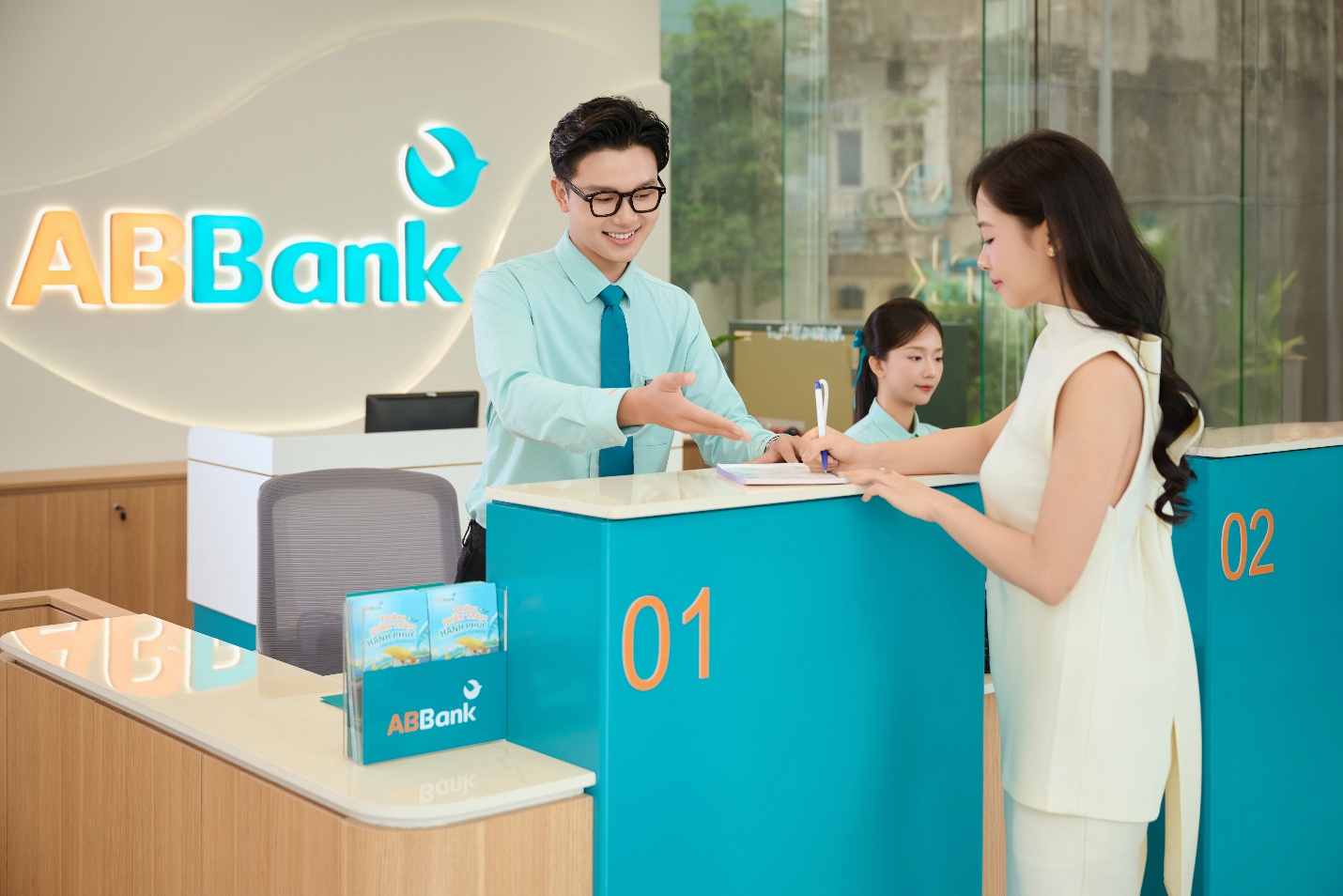 Quầy giao dịch đứng và cabin tư vấn sẽ là nơi khách hàng được giao dịch viên trực tiếp tư vấn và hỗ trợ các nghiệp vụ cần thiết