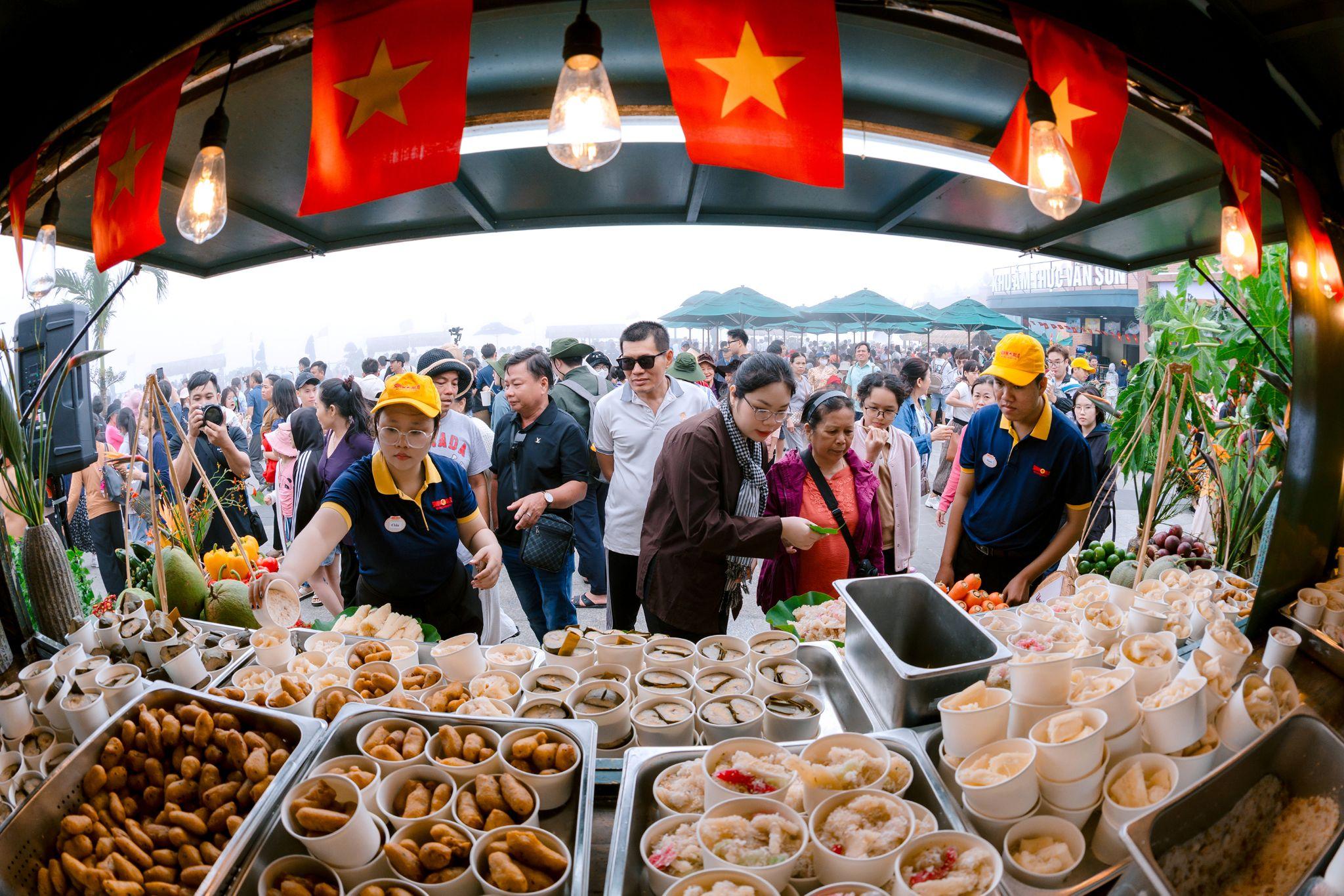 Chợ Lá Bà Đen mang đến trải nghiệm độc đáo không nơi nào có dành cho du khách