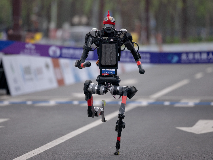 Robot H1 của Unitree tham gia cuộc đua bán marathon hồi đầu năm nay tại Bắc Kinh.