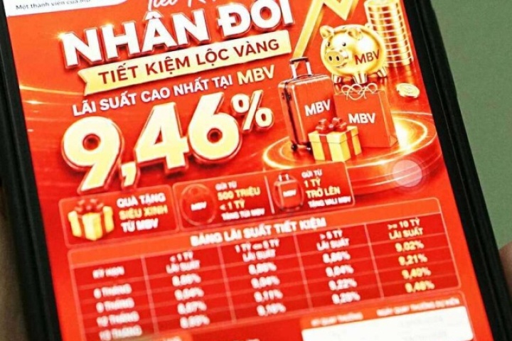 Nhân viên ngân hàng chạy đua tìm khách gửi tiền