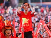 CĐV trên phố đi bộ Nguyễn Huệ vỡ oà với cú đúp của Xuân Son