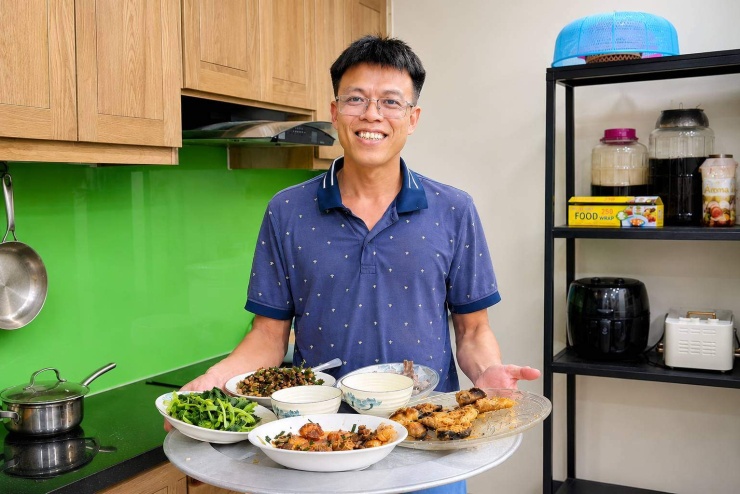 Anh Cường bên mâm cơm tối của gia đình.
