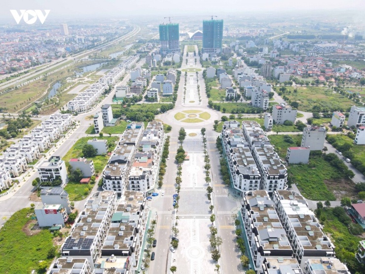 Theo tìm hiểu, Dự án được xây dựng từ năm 2021, phố đi bộ phường Bắc Giang (TP Bắc Giang cũ), tỉnh Bắc Ninh từng được kỳ vọng trở thành điểm nhấn phát triển kinh tế đêm, không gian vui chơi, mua sắm và trải nghiệm cho người dân. Tuy nhiên, dù hạ tầng cơ bản đã hoàn thiện, khu vực này vẫn rơi vào cảnh đìu hiu, vắng khách, nhiều căn nhà bỏ không, cỏ mọc um tùm.