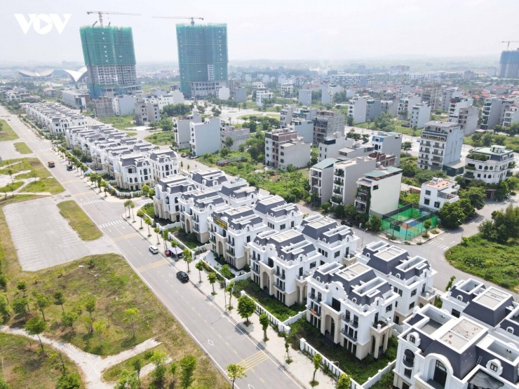 Ngay phía sau là dự án The Terra Bắc Giang, gồm khu nhà ở thấp tầng, shophouse và biệt thự thương mại cao cấp. Dự án này có hơn 100 căn liền kề và biệt thự cùng hai tòa tháp cao tầng (đang xây dựng), từng được kỳ vọng sẽ thu hút mạnh dòng vốn đầu tư và cư dân về sinh sống.
