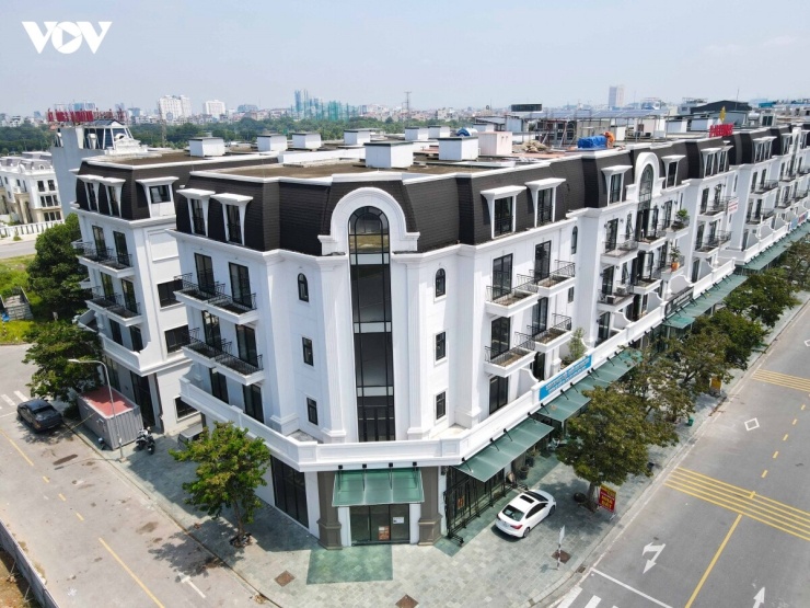 Toàn cảnh toà nhà đã được hoàn thiện phần thô bên ngoài nhưng chưa có người ở để đi vào sử dụng.