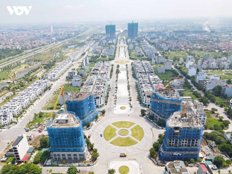 Dọc tuyến phố đi bộ là dự án shophouse và nhà liền kề do Công ty Cổ phần Đầu tư Hải Phát triển khai. Dự án có tên HP Intermix Bắc Giang, quy mô khoảng 2,4ha, nằm dọc một phần tuyến phố đi bộ dài hơn 2km, rộng gần 70m.