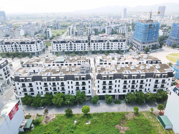 Tại đây, 117 căn liền kề đã được xây thô, hoàn thiện mặt ngoài với chiều cao 5 tầng, diện tích mỗi căn 119m2. Bên cạnh đó là 4 tòa nhà hỗn hợp cao 10 tầng (gồm 3 tầng thương mại và 7 tầng căn hộ) hiện vẫn đang trong quá trình xây dựng.