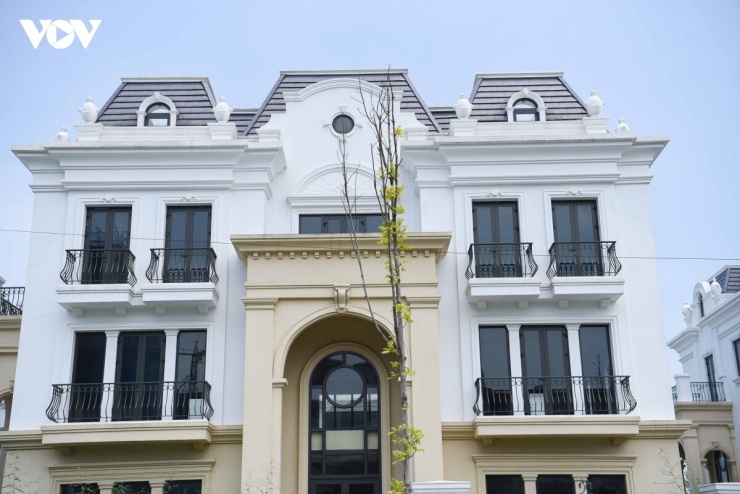 Thông tin từ môi giới cho hay, giá bán shophouse tại đây dao động từ 14 đến 25 tỷ đồng mỗi căn, còn giá biệt thự khoảng 40 tỷ đồng mỗi căn. Giá cho thuê mặt bằng cũng ở mức cao, lên tới hàng trăm triệu đồng mỗi tháng; ngay cả những căn chưa hoàn thiện cũng có giá thuê từ 60-80 triệu đồng/tháng.