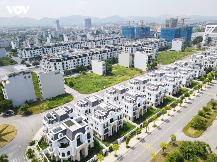 Đại diện UBND phường Bắc Giang, tỉnh Bắc Ninh cho biết, khu vực này từng được quy hoạch thành phố đi bộ nhằm phát triển kinh tế đêm. Tuy nhiên, sau khi hoàn thành, dự án bộc lộ nhiều bất cập: Không gian đi bộ, vị trí kinh doanh được đầu tư quy mô nhưng thiếu bãi đỗ xe, khiến nhiều đơn vị tổ chức sự kiện đến khảo sát đều không mặn mà.