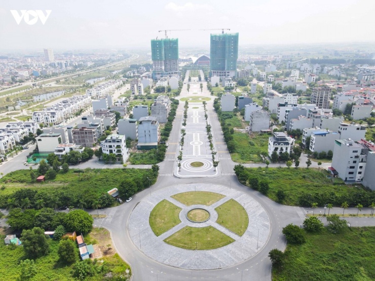 Giá bất động sản bị đẩy lên quá cao khiến người dân khó tiếp cận; các dự án chủ yếu thu hút nhà đầu tư ngoài tỉnh mua để đầu cơ, sang nhượng. Vì vậy, sau khi hoàn thiện, nhiều căn vẫn bỏ không, treo biển cho thuê hoặc bán lại do chủ không có nhu cầu sử dụng, khiến tuyến phố sầm uất chưa thể hình thành.
