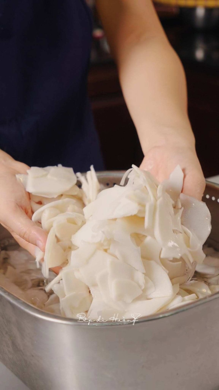 Rửa măng nhiều lần bằng nước muối loãng