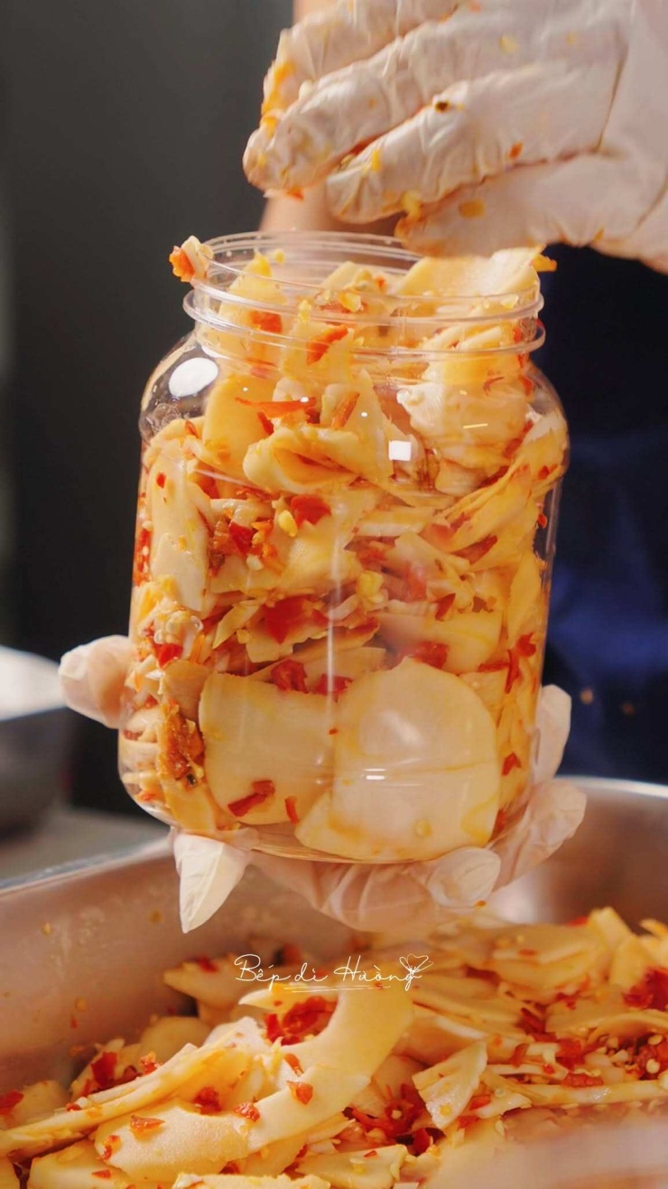 Đóng măng vào các hũ sạch.