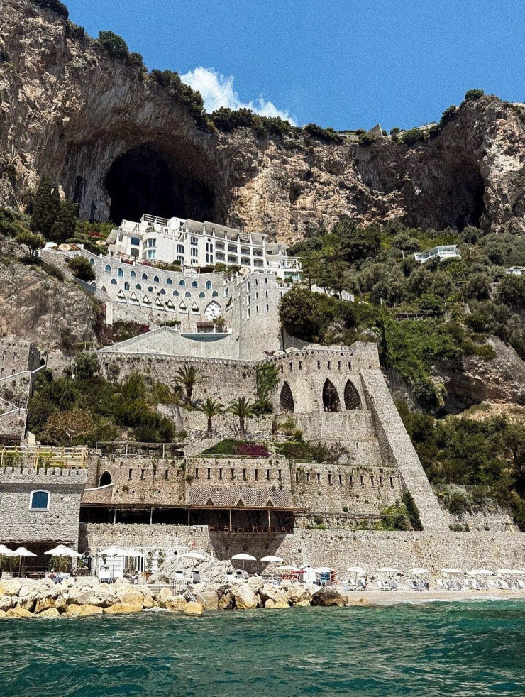 Borgo Santandrea là điểm dừng chân lý tưởng cho gia đình Beckham khi có bến đón tàu cao tốc riêng, giúp các thành viên dễ dàng di chuyển từ du thuyền Seven vào nơi cư trú. Ảnh: borgosantandreaamalfi