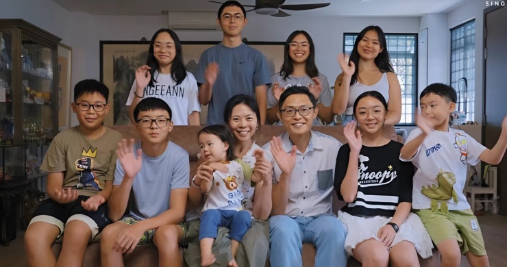 Cặp vợ chồng bên các con. Ảnh: GovTech