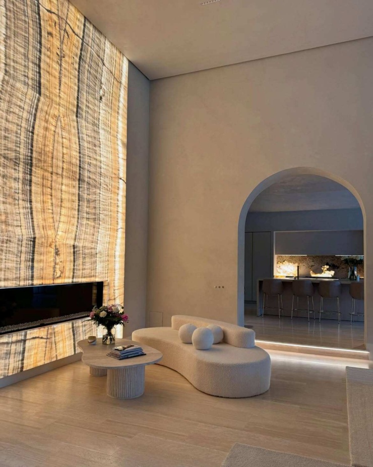 Sàn nhà sử dụng những tấm đá porcelain khổ lớn màu sáng. Vật liệu này được lát liền từ phòng khách đến phòng ăn và sân hiên, giúp các không gian kết nối với nhau và tạo cảm giác rộng hơn.