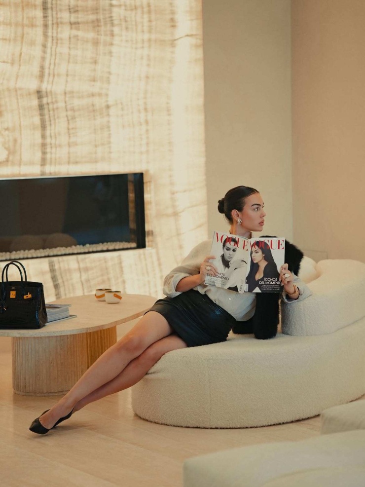 Nội thất chủ yếu sử dụng các gam màu trung tính như kem, cát và trắng ngà. Những bộ sofa có đường cong mềm mại, bọc vải bouclé, tạo cảm giác ấm áp cho không gian nhiều đá. Các loại vải tự nhiên như lanh và cotton được dùng cho gối tựa và đồ gia dụng, giúp căn phòng bớt cảm giác lạnh và duy trì phong cách tối giản.