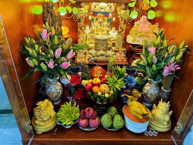 Thần tài được coi là vị thần cai quản tiền bạc, mang lại sự giàu sang và thuận lợi trong công việc làm ăn. Nên người ta tin rằng khi thờ cúng thần tài đúng cách, công việc kinh doanh sẽ thuận lợi, buôn may bán đắt, tiền bạc rủng rỉnh.