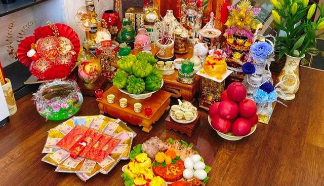 Không đặt bàn thờ Thần tài ở lối đi lại vì sự ồn ào sẽ làm mất đi sự thanh tịnh của nơi thờ cúng. Như vậy, gia đình sẽ ít có may mắn và tài lộc.