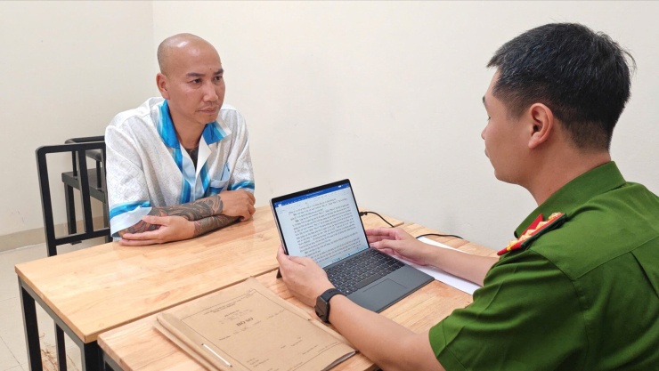 Phú Lê tại cơ quan công an. Ảnh: CACC