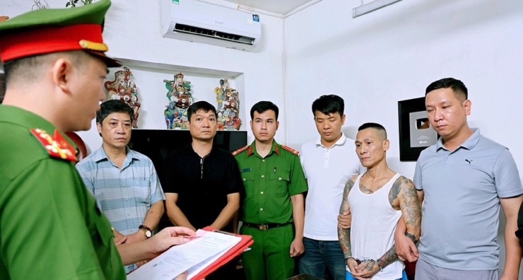 Cơ quan chức năng tống đạt quyết định tố tụng đối với Nguyễn Văn Thùy. Ảnh: Công an Ninh Bình