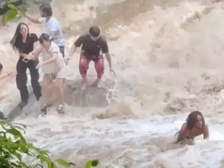 Lũ quét cuốn trôi nhóm du khách đang chụp ảnh ở Thái Lan