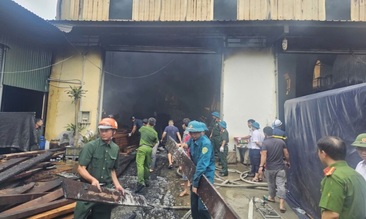 Cảnh sát vừa tiếp tục phun nước làm mát ngăn lửa bùng lên, vừa triển khai thu dọn đồ gỗ, tìm kiếm nạn nhân mắc kẹt. Ảnh: Thành Tiến