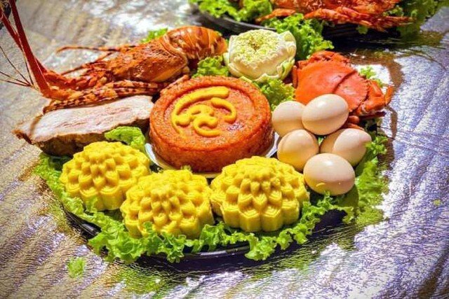 Thông thường, mâm cúng Thần tài ngày rằm chủ yếu các gia đình sẽ chuẩn bị mâm cỗ chay để nhanh gọn, nhẹ nhàng. Riêng các ngày lễ quan trọng, ngày vía Thần tài hoặc dịp khai trương, nhiều gia đình, cửa hàng sẽ chuẩn bị mâm cỗ mặn đầy đủ hơn.
