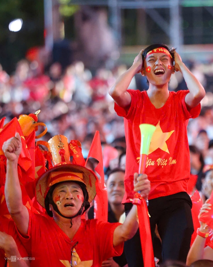 Là khán giả quen thuộc tại phố đi bộ Nguyễn Huệ, ông Nguyễn Rân, xã Bà Điểm, cùng nhóm bạn liên tục hò reo, khuấy động không khí trong từng pha bóng. Trong hiệp một, Việt Nam chơi lấn lướt, tạo nhiều cơ hội nguy hiểm, trong đó Văn Hậu và Đình Bắc nhiều lần có cơ hội mở tỷ số.