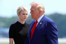Nữ trợ lý của Tổng thống Trump bỗng dưng thành tâm điểm chú ý sau vụ bí mật đổi máy bay