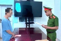 Đến nhà người quen chơi, gã đàn ông dâm ô bé gái 7 tuổi