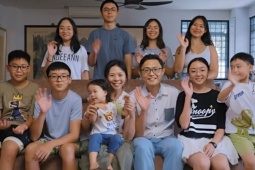 Vợ chồng Singapore nuôi 9 con: 'Chỉ thiếu một đứa, cả nhà đã yên ắng hẳn'