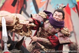 Cao thủ dùng chùy 800kg: Tay không xé đôi đối thủ, 1 trận diệt 1 triệu quân
