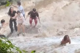 Lũ quét cuốn trôi nhóm du khách đang chụp ảnh ở Thái Lan