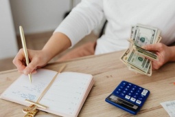 Chồng thu nhập 100 triệu đồng nhưng chỉ đưa tôi 20 triệu mỗi tháng