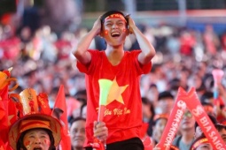CĐV trên phố đi bộ Nguyễn Huệ vỡ oà khi Xuân Son ghi bàn