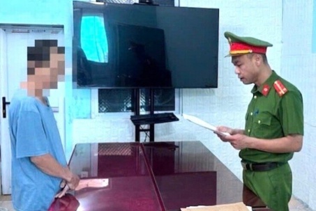 Đến nhà người quen chơi, gã đàn ông dâm ô bé gái 7 tuổi