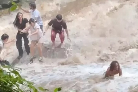 Lũ quét cuốn trôi nhóm du khách đang chụp ảnh ở Thái Lan