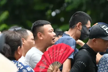 Chen chân xếp hàng mua vé Việt Nam vs Malaysia, ‘phe vé’ ế khách