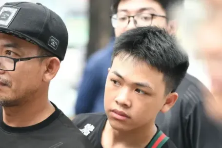 CĐV đội nắng giữa trưa mua vé trực tiếp trận Việt Nam vs Malaysia