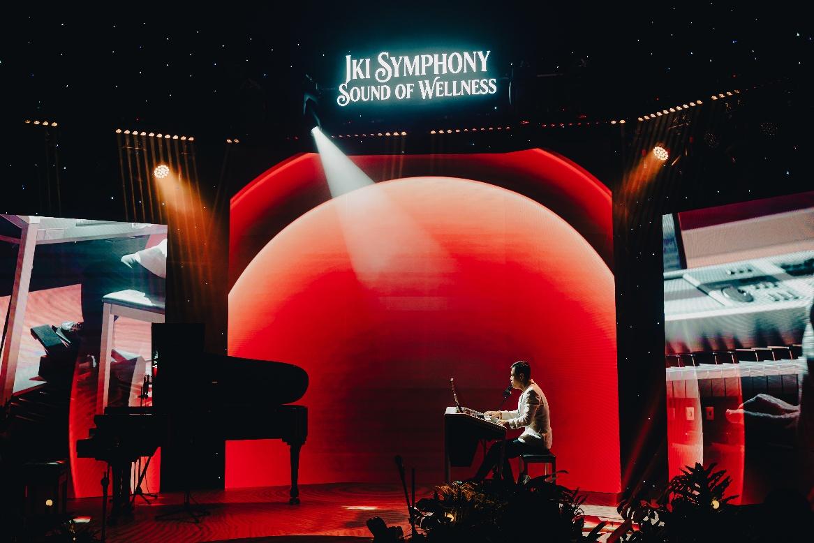 Bản giao hưởng “IKI Symphony” do nhà báo, nhạc sĩ Trần Trọng Tú sáng tác riêng cho IKI Village, dẫn dắt khán giả qua năm chương cảm xúc lấy cảm hứng từ “River Symphony - Serene Homes”.