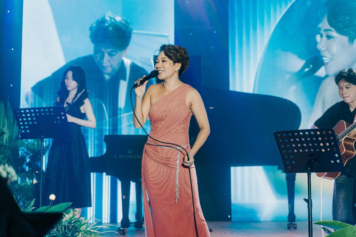 Diva Hà Trần cùng ban nhạc Đức Minh mang đến những giai điệu di sản âm nhạc Việt Nam trong đêm nhạc “IKI Symphony - Sound of Wellness”.