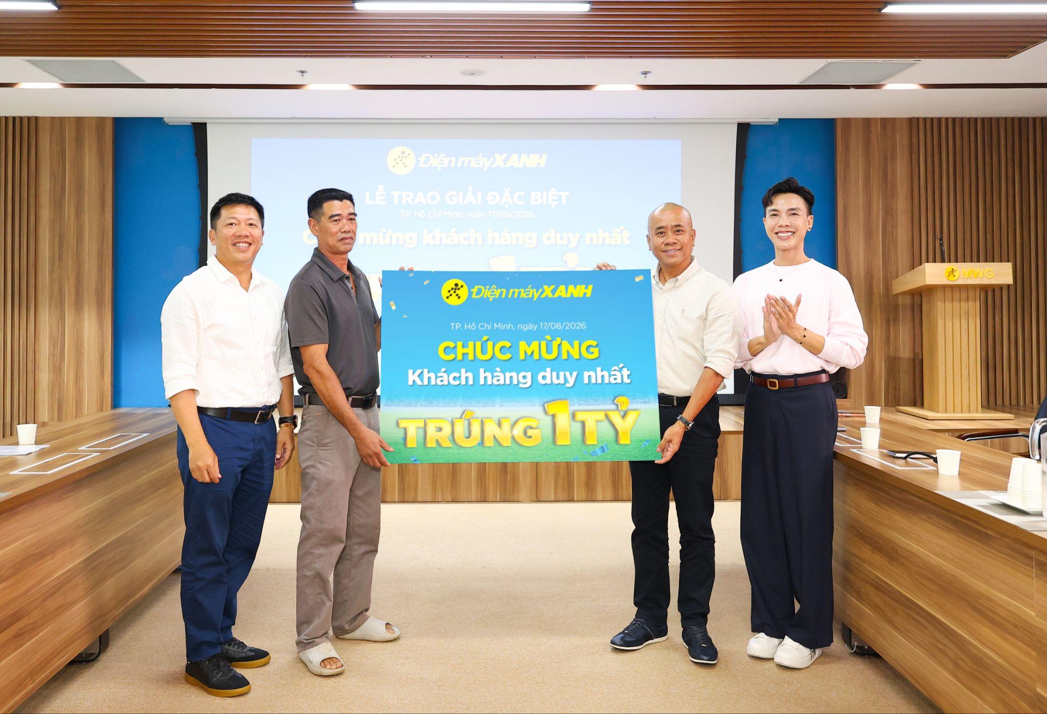 Ông Trần Văn Hoàng - Giám Đốc Phát triển Kinh doanh Điện máy Xanh và ông Nguyễn Hữu Quốc Cường - Giám Đốc Ngành hàng Điện Tử đích thân trao giải cho vị khách hàng may mắn duy nhất