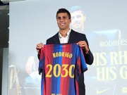Rodri chính thức gia nhập Barcelona, "xát muối" vào nỗi đau của Real Madrid