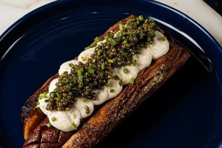 Những chiếc hot dog phủ vàng lá giá 100 USD ở Mỹ