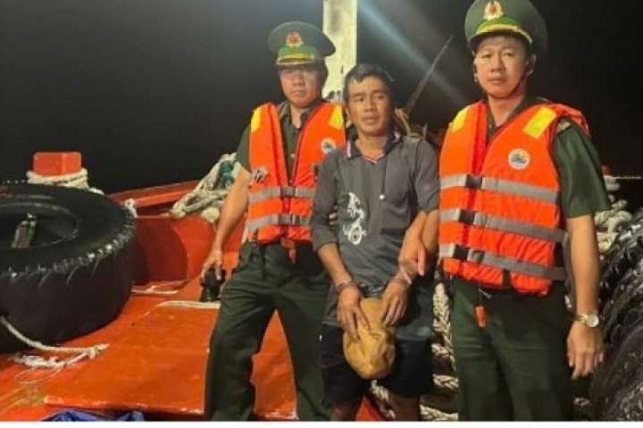 Bắt giữ bị can vụ hiếp dâm ở Vĩnh Long khi đang lẩn trốn trên tàu cá