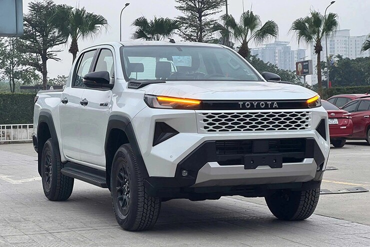 Toyota Hilux bất ngờ giảm giá mạnh, bản Pro rẻ hơn Ford Ranger