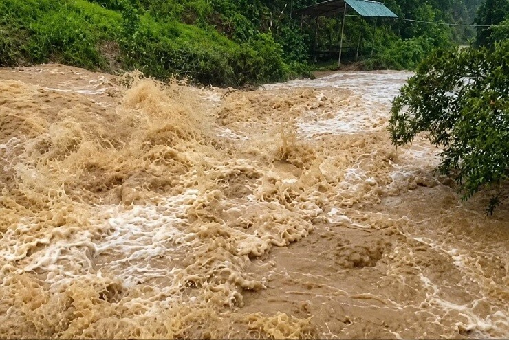Mưa lớn ở Hà Tĩnh, nước thượng nguồn cuồn cuộn đổ về, nhiều tuyến đường bị ngập