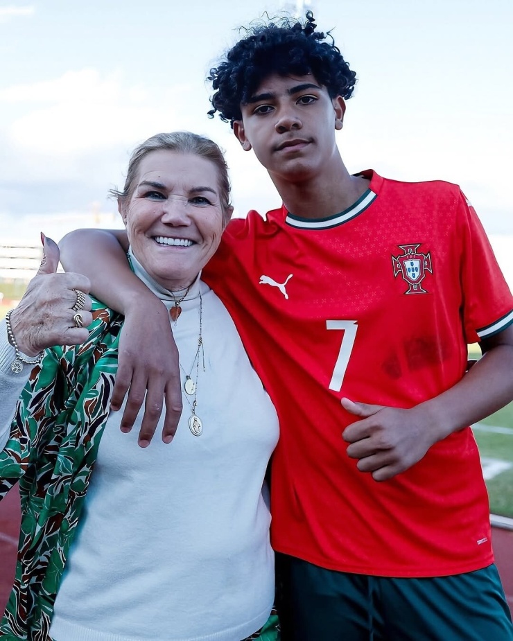 Con trai 16 tuổi cao gần 1,9 m của Ronaldo - 5
